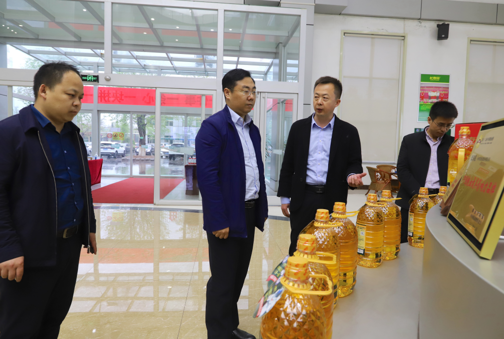 濱州市工業和信息化局副局長雷燦來山東三星集團調研
