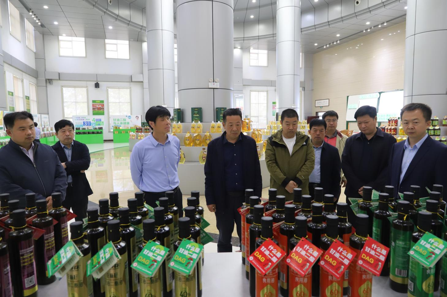 青島市派平度市云山鎮駐村第一書記和工作隊來山東三星集團參觀考察