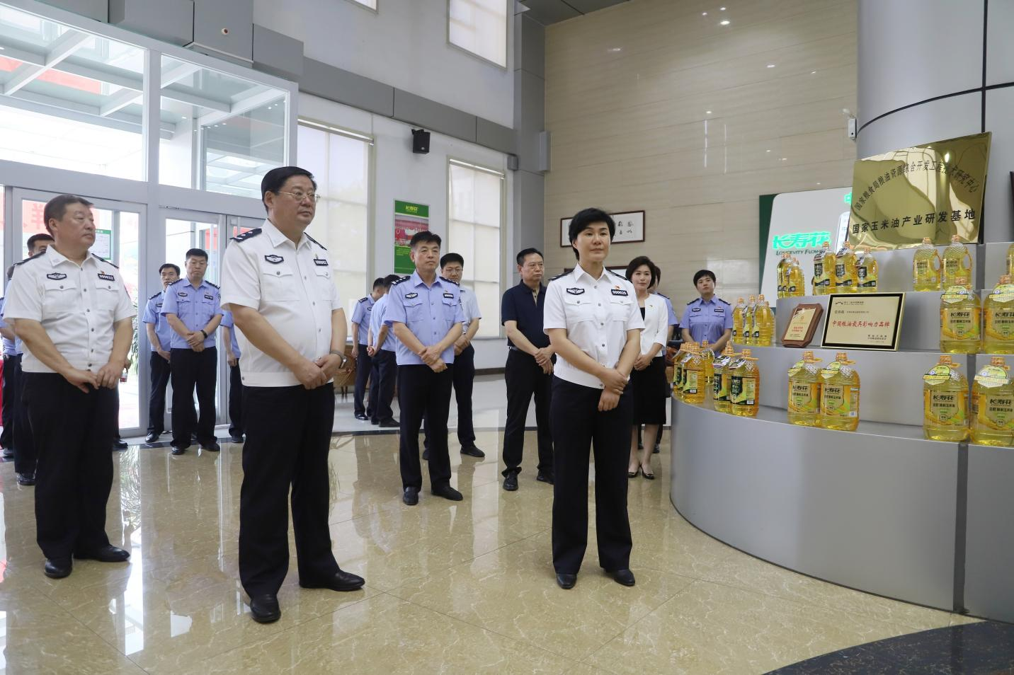 全市公安機關防范打擊民營企業內部人員職務犯罪“礪劍?護航2024”專項行動暨經偵重點工作推進會與會人員來山東三星集團觀摩