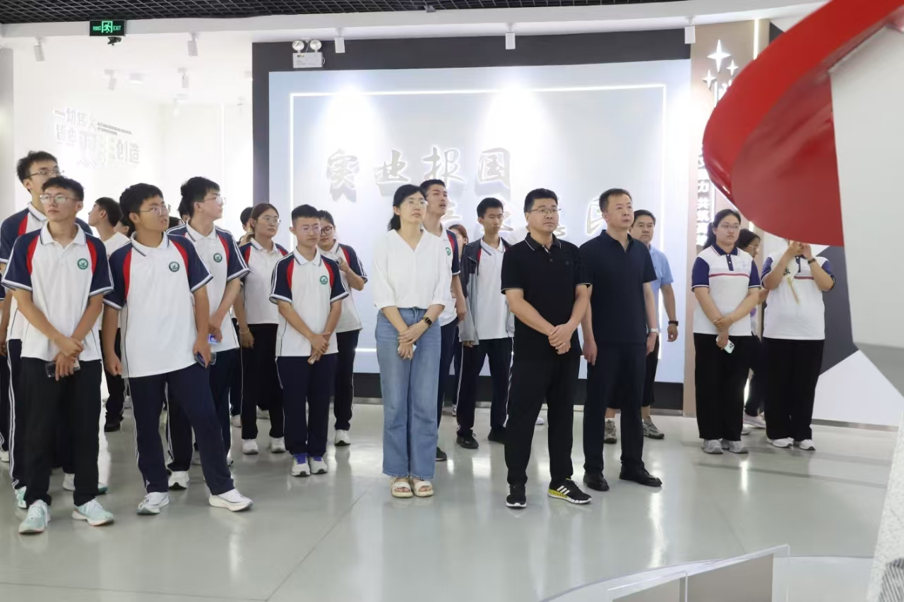 鄒平市2025 年“家鄉印記 夢想啟航”——高三優秀師生看家鄉主題教育活動走進山東三星集團