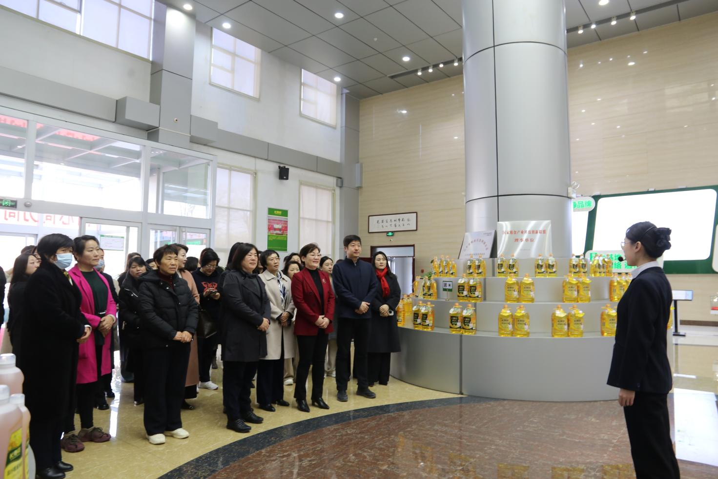 鄒平市女企業家協會2025年度工作會議與會人員來山東三星集團觀摩交流