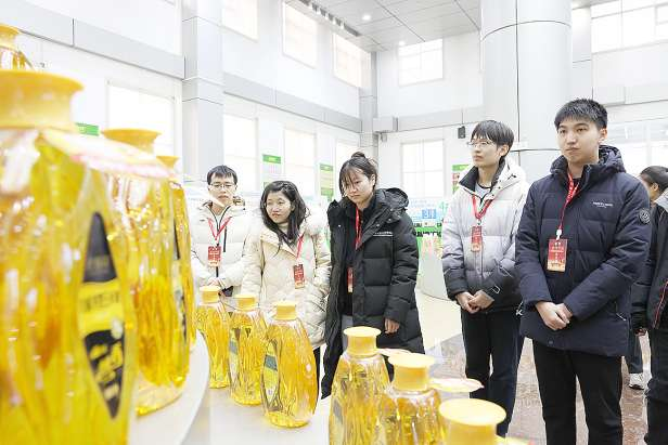 【濱州日報】北大學子走進名企 感受產業發展魅力