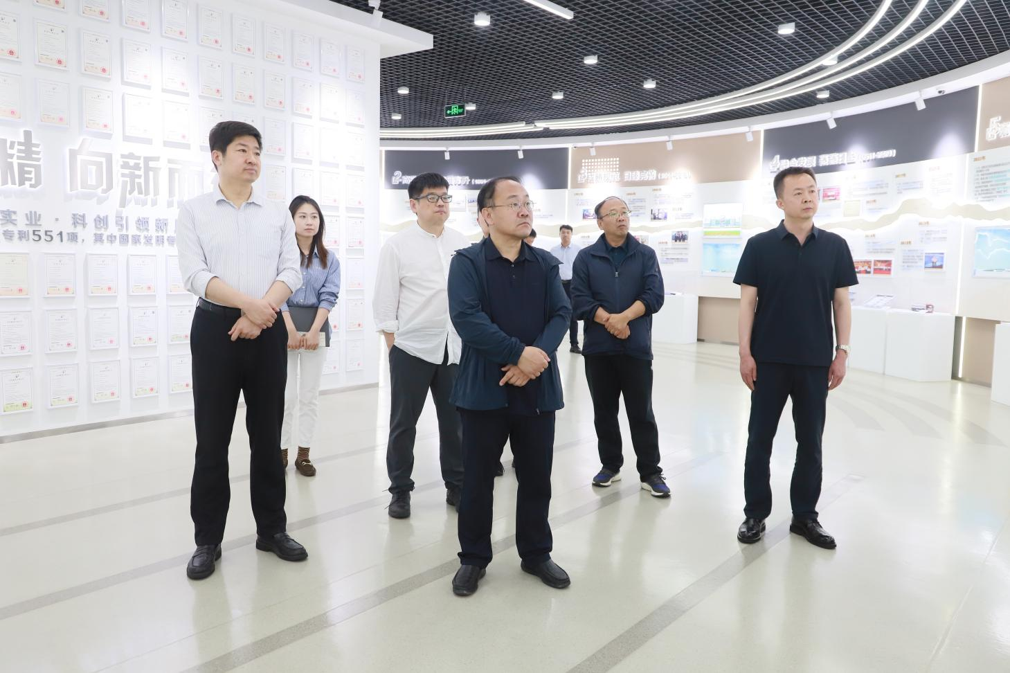山東工藝美術學院來山東三星集團調研